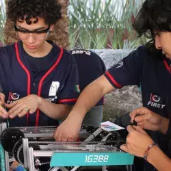 Integrantes de Megabyte armando su robot para la competencia nacional.