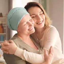Mujer con cáncer apoyada por su familia