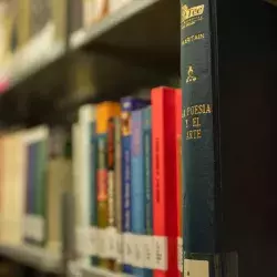 Libro de poesía y arte en la biblioteca de campus Hidalgo