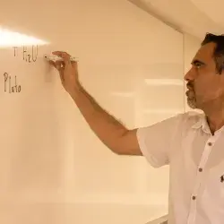 profesor explicando bombardeo de nubes
