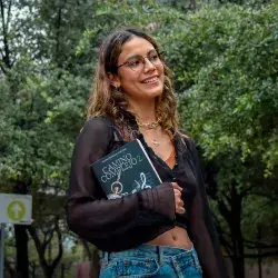 Valeria Belloda firma uno de sus libros en la FIL 