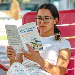 Alumna se convierte en poeta con publicación en libro