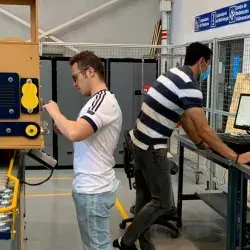 Estudiantes Tec trabajan en simulador de ensamble de cabina con nuevas tecnologías de la industria