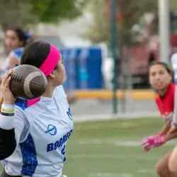 Equipo femenil de tochito en torneo nacional