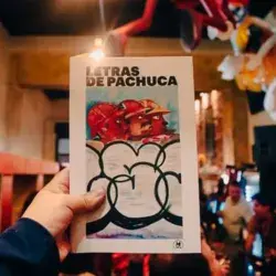 Mano sosteniendo sosteniendo el libro Letras de Pachuca