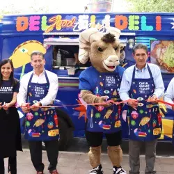 Directivos del Tec realizando el corte de listón para la inauguración del nuevo food truck.