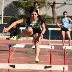 Atleta Tec corriendo en la pista con vallas