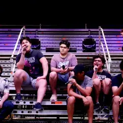 Alumnos y alumnas ensayando en el Auditorio Luis Elizondo para el ensamble 49: las historias de Mecano.
