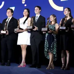 Siete estudiantes del Tec campus Monterrey, portando su Borrego de Oro.