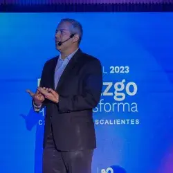 Director del campus dando un discurso en el Informe Anual