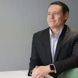 Cambia su vida para ser mentor y ¡es reconocido a nivel nacional!