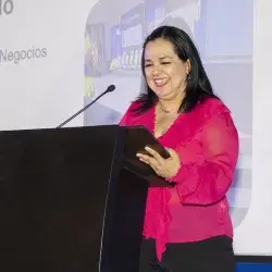 profesora lilia cortez recibiendo premio de profesora inspiradora