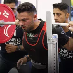 Gabriel Jiménez sosteniendo pesas sobre sus hombros. 