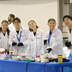 La química del éxito: Estudiantes Ganan en la competencia Chem-E-Car