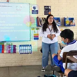 Eugenia Berenice Bernal exponiendo un tema sobre salud mental en una escuela.