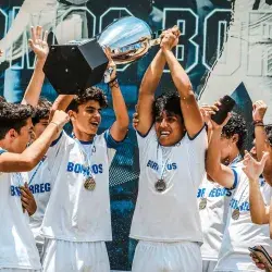 Jugadores de futbol soccer de Borregos Laguna juvenil festejan y levantan un trofeo
