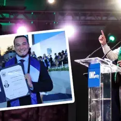 David Hernández muestra su título profesional, durante su ceremonia de graduación en campus Monterrey.