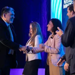 Juan Gabino recibiendo premio como Profesor inspirador