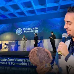 Foto de Gonzalo Blancarte sosteniendo su Premio a la Formación Life sobreimpuesta sobre foto de foto de fondo de él en el escenario. 