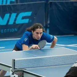Lucía Fernández, en competencia de tenis de mesa con Borregos Monterrey.
