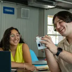 Creadores de dispositivo para combatir la ansiedad con IA