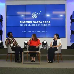 Henry Kasonde Musoma, Lucía Canseco y Rubí Forte sentados para el foro de Kick-Off