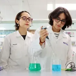 Alumnas del Tec trabajan sobre su proyecto de iGEM en el laboratorio del campus Monterrey.