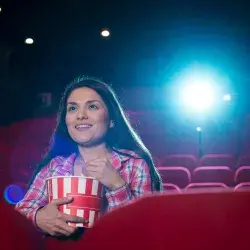 Persona viendo una película