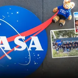 Fotos de alumnos del Tec en las instalaciones de la NASA sobre un fondo del logo de la NASA con Teus. 