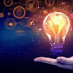 Ilustración conceptual de innovación, representada por un foco con elementos alrededor que muestran el networking, trabajo en equipo, entre otros temas