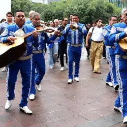 Mariachi recorriendo el campus Monterrey junto a comunidad Tec.