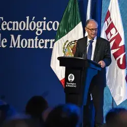 José Arteaga dando su discurso al recibir su premio