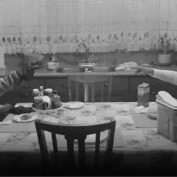 Escena en blanco y negro del cortometraje Arsenè Lupus donde el personaje principal se enfrenta a un lobo.