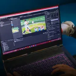 Vista sobre el hombro de una pantalla de laptop que muestra un programa de programación de videojuegos.