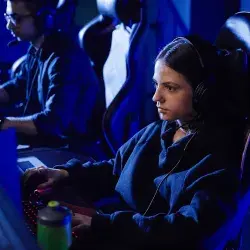 Chica y chico jugando videojuegos