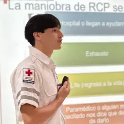 diego romero exponiendo proyecto ante director de cruz roja