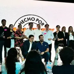 Ganadores del Programa de Emprendimiento Base Tecnológica recibiendo su reconocimiento.