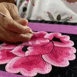 Alumna Tec Puebla impulsa día de la Bordadora y Tejedora en Oaxaca