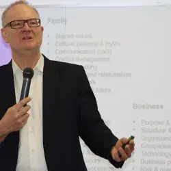 Dialoga experto mundial en empresas familiares con estudiantes