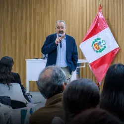 Profesor hablando frente a público. 
