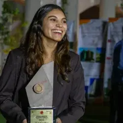 Egresada de Arquitectura del Tec de Monterrey campus Laguna sonríe al recibir premio Calli del Colegio de Arquitectos de la región
