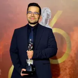 Rene Allegretti con el reconocimiento de Mejores Efectos Visuales del Premio Ariel 2024.