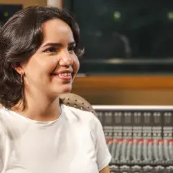 Sofía Casteba posa en estudio de grabación musical en el campus Monterrey