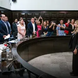 Ana Paula Villalvazo toma protesta frente al cabildo municipal de Hermosillo.