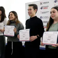 Los 5 ganadores del Premio Frisa 2024 posando con sus reconocimientos.