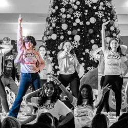 Estudiantes del Tec de Monterrey presentaron en un centro comercial en Torreón una muestra del musical Grease