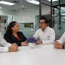 Profesores hablando acerca de sus experiencias en los congresos internacionales