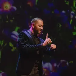 Luis Gerardo Ayala interpreta con la voz y las manos