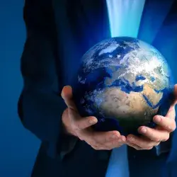 analizan seguridad internacional, en foro, con persona sujetando el globo terráqueo con sus manos
