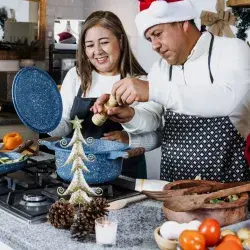 Familia mexicana preparando comida en navidad